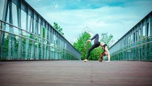 国足本届世预赛对日沙澳战绩为六战全败，上届战绩2平4负