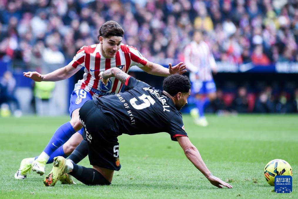 美女解说Kitty晒动态：在Hanssama家里，Hanssama却沉迷游戏